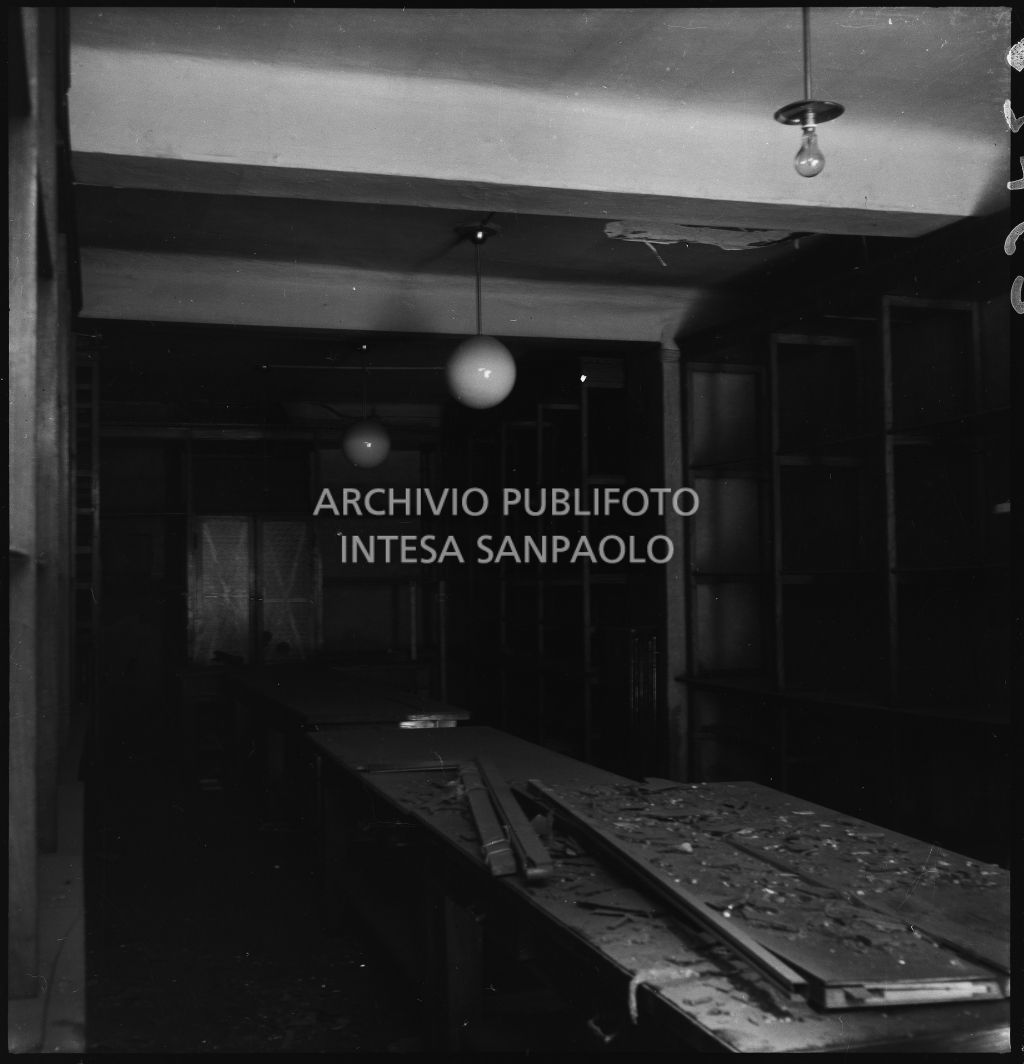 Società Anonima Cotonerie Nazionali del Broletto: danni causati dai bombardamenti all'interno del negozio
