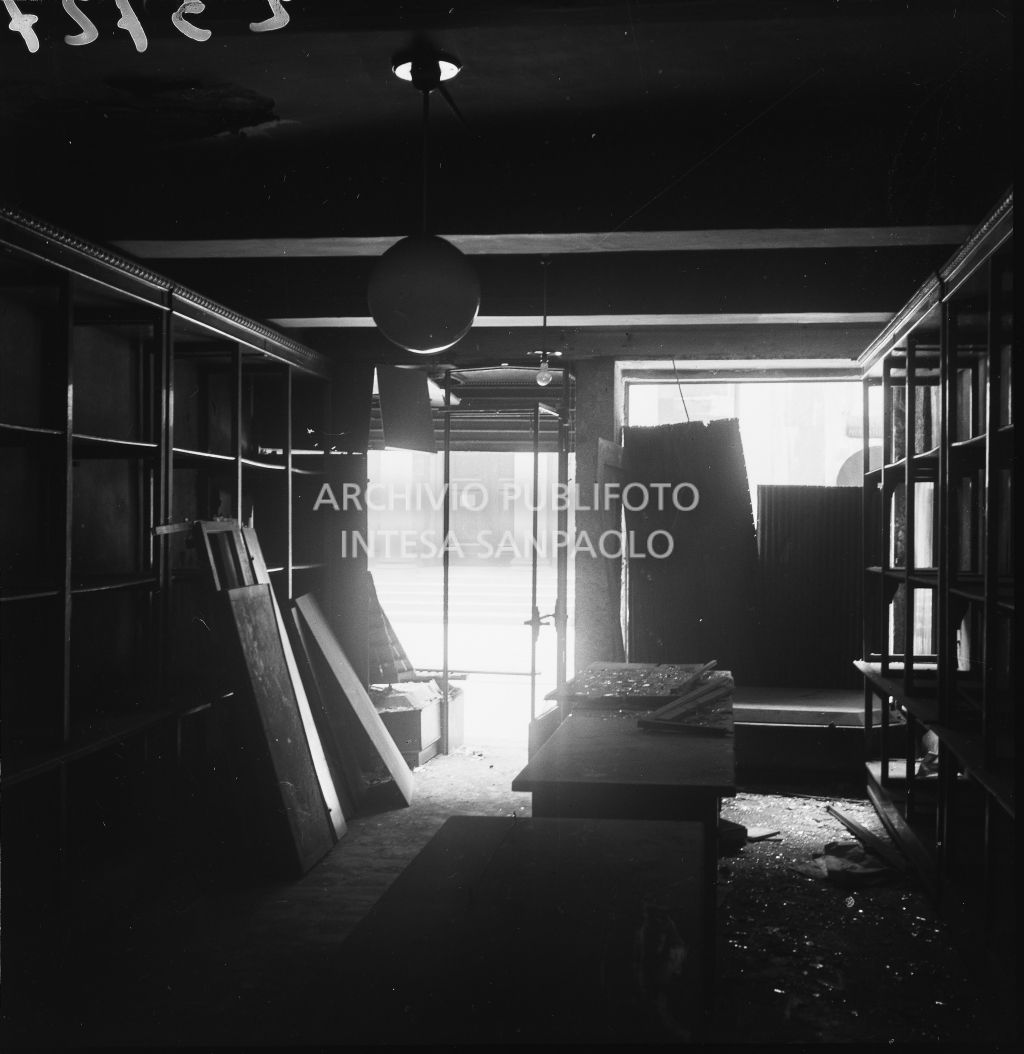 Società Anonima Cotonerie Nazionali del Broletto: danni causati dai bombardamenti all'interno del negozio