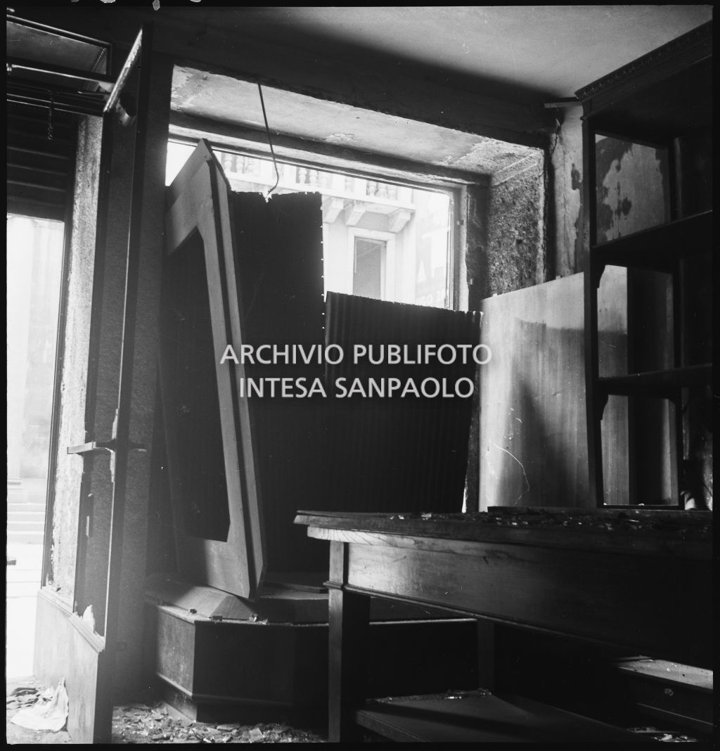 Società Anonima Cotonerie Nazionali del Broletto: danni causati dai bombardamenti all'interno del negozio