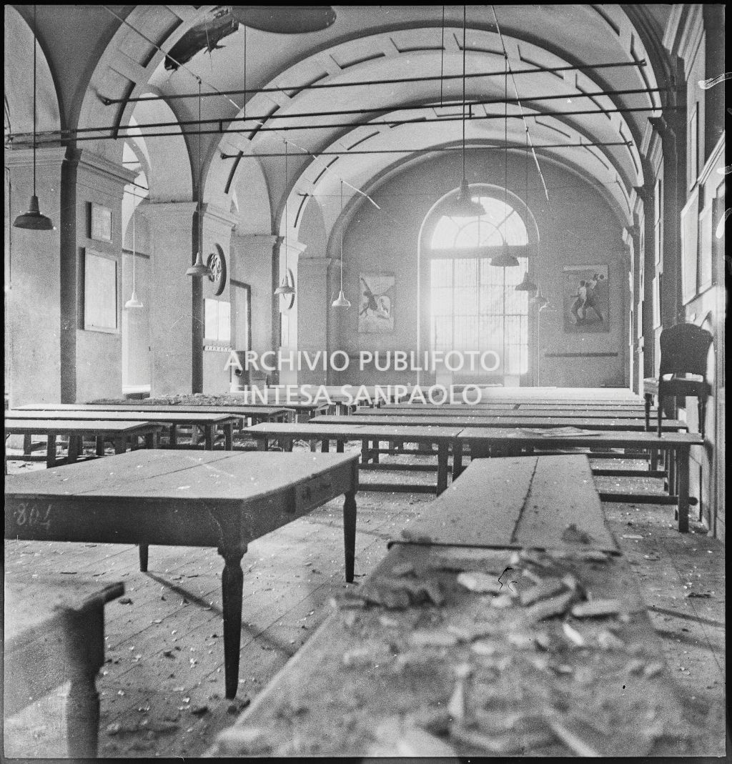 Un'aula dell'Accademia di Belle arti di Brera, a Milano, danneggiata dai bombardamenti