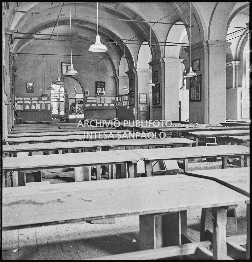 Un'aula dell'Accademia di Belle arti di Brera, a Milano, danneggiata dai bombardamenti