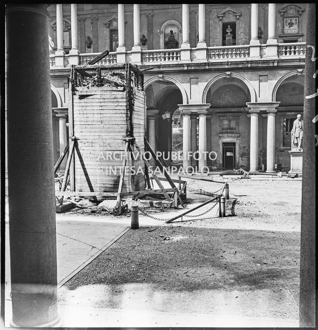 Scorcio del cortile d'onore del Palazzo di Brera a Milano: al centro la statua di Napoleone Bonaparte scampata ai bombardamenti grazie all'ingabbiatura di legno e ai sacchi di sabbia messi a protezione preventiva