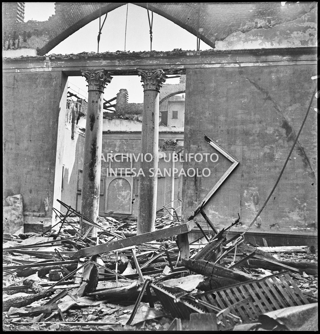 Scorcio dell'arco gotico della chiesa di Santa Maria di Brera reso visibile in seguito ai bombardamenti