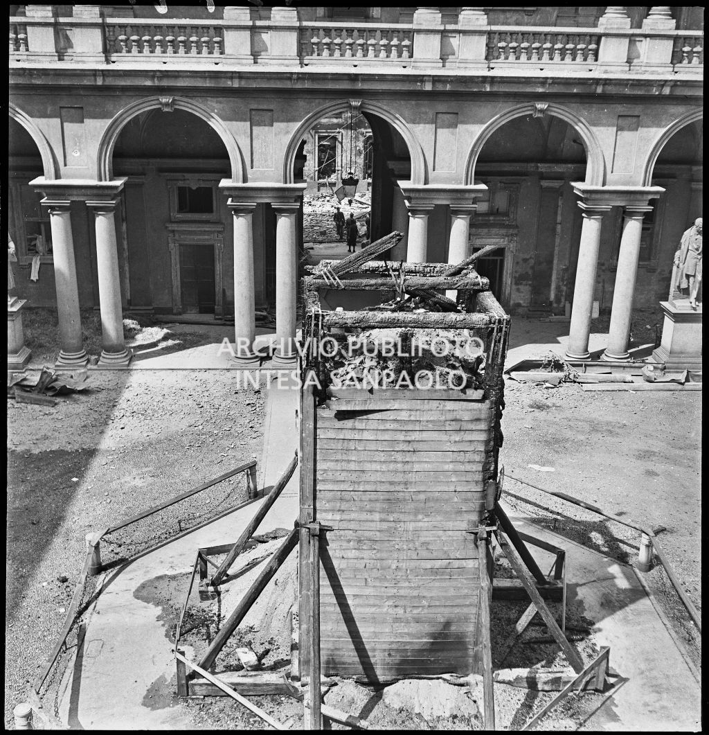 Scorcio dall'alto del cortile d'onore del Palazzo di Brera a Milano: al centro la statua di Napoleone Bonaparte scampata ai bombardamenti grazie all'ingabbiatura di legno e ai sacchi di sabbia messi a protezione preventiva