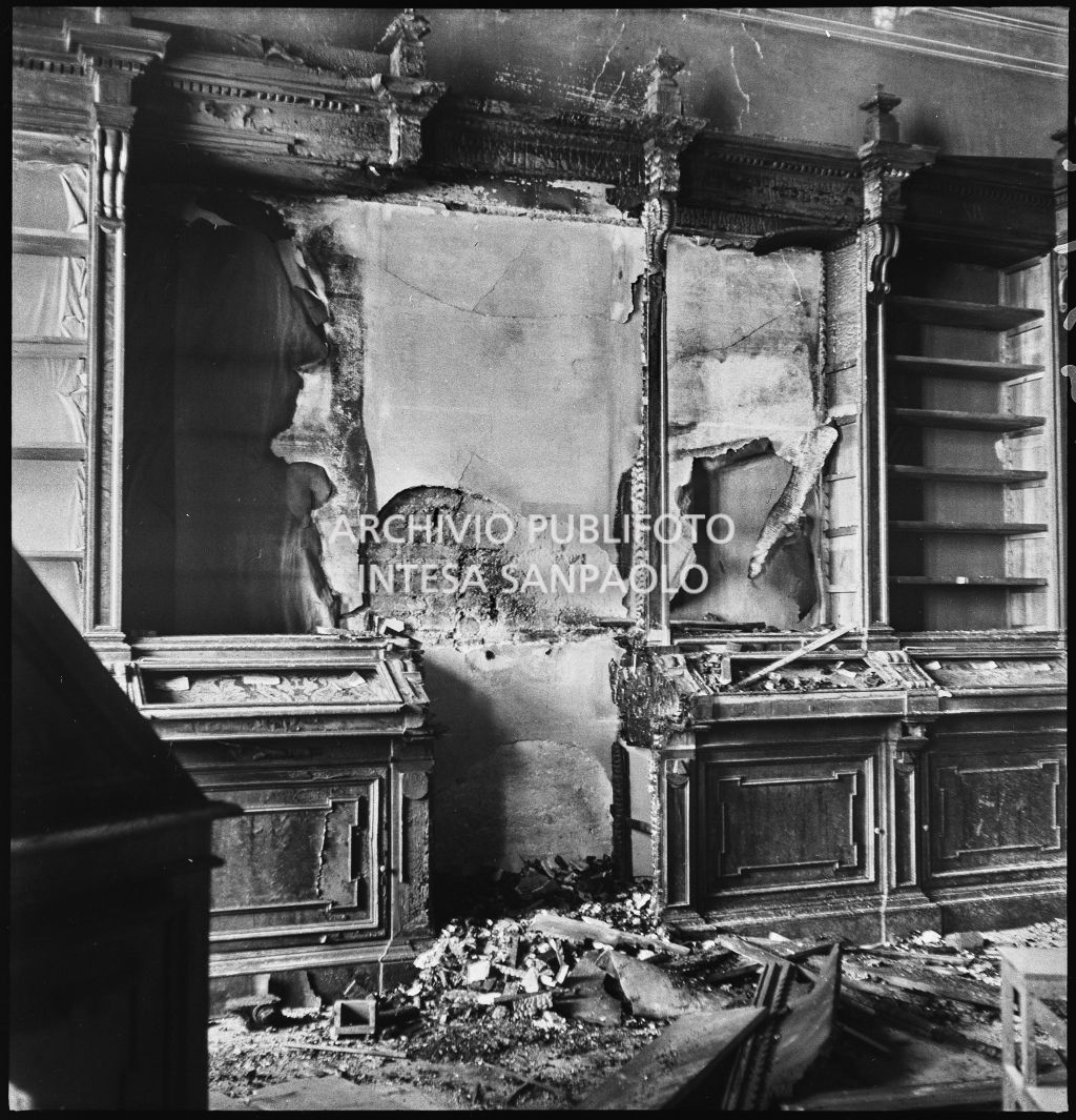 Particolare degli arredi di una sala della Biblioteca Braidense devastati dai bombardamenti