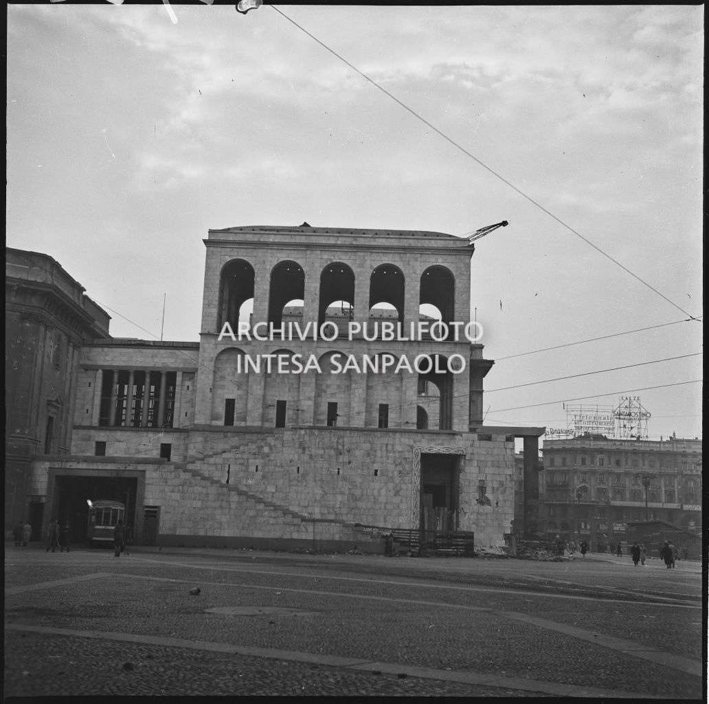 Palazzo dell'Arengario danneggiato dai bombardamenti: vista dell'edificio di sinistra ripreso da piazzetta Reale