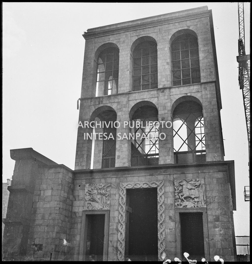 Palazzo dell'Arengario danneggiato dai bombardamenti: vista dell'edificio di sinistra ripreso da piazza del Duomo
