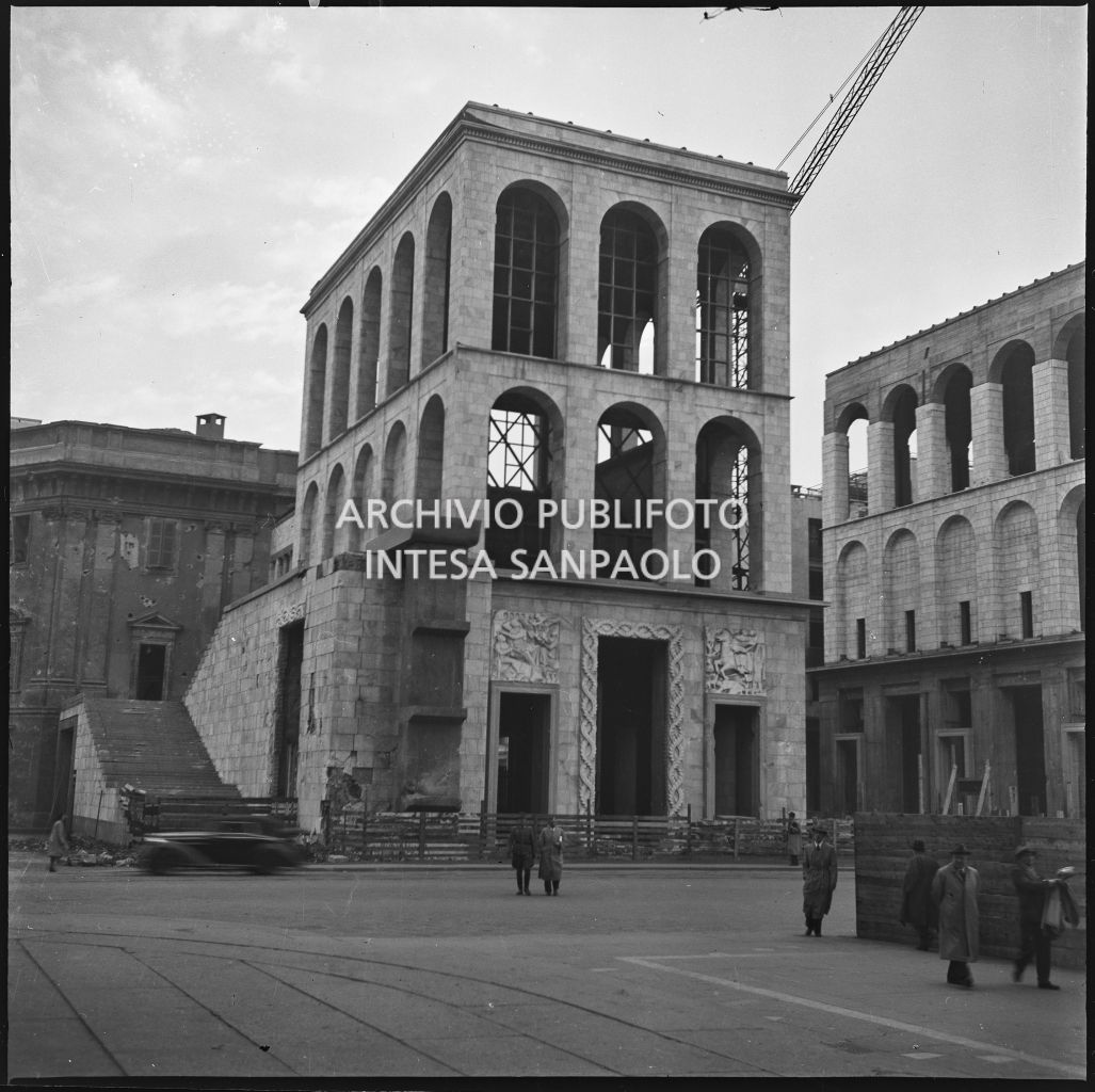 Palazzo dell'Arengario danneggiato dai bombardamenti: vista dell'edificio di sinistra ripreso da piazza del Duomo