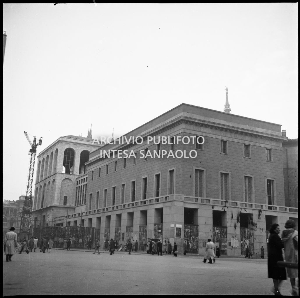 Palazzo dell'Arengario ripreso da piazza Diaz