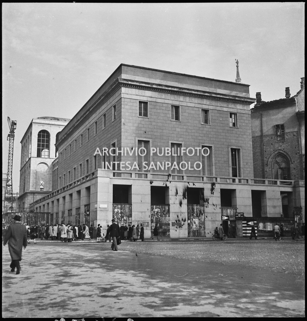 Palazzo dell'Arengario ripreso da piazza Diaz; sulla destra si scorge l'entrata di un rifugio antiaereo