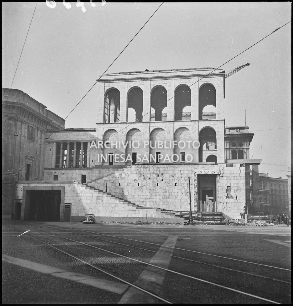Palazzo dell'Arengario danneggiato dai bombardamenti: vista dell'edificio di sinistra ripreso da piazzetta Reale