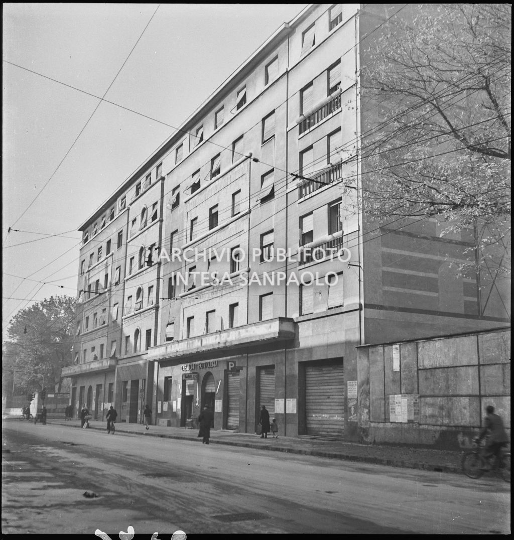 Edificio di via Francesco Sforza angolo via Laghetto, danneggiato dai bombardamenti ai piani superiori