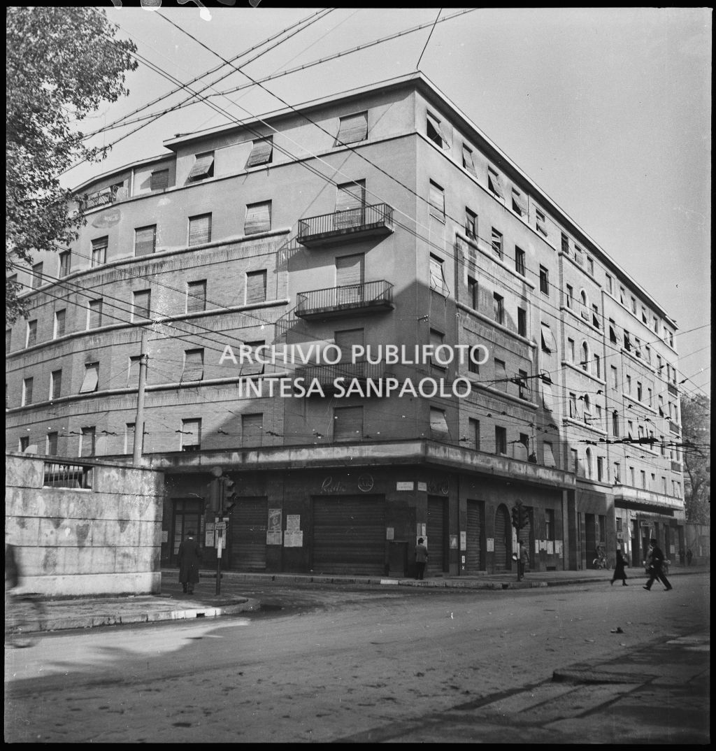 Edificio di via Francesco Sforza angolo via Laghetto, danneggiato dai bombardamenti ai piani superiori