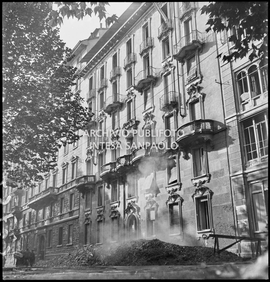 Edificio di viale Premuda 23; sono visibili lungo la strada cumuli di macerie