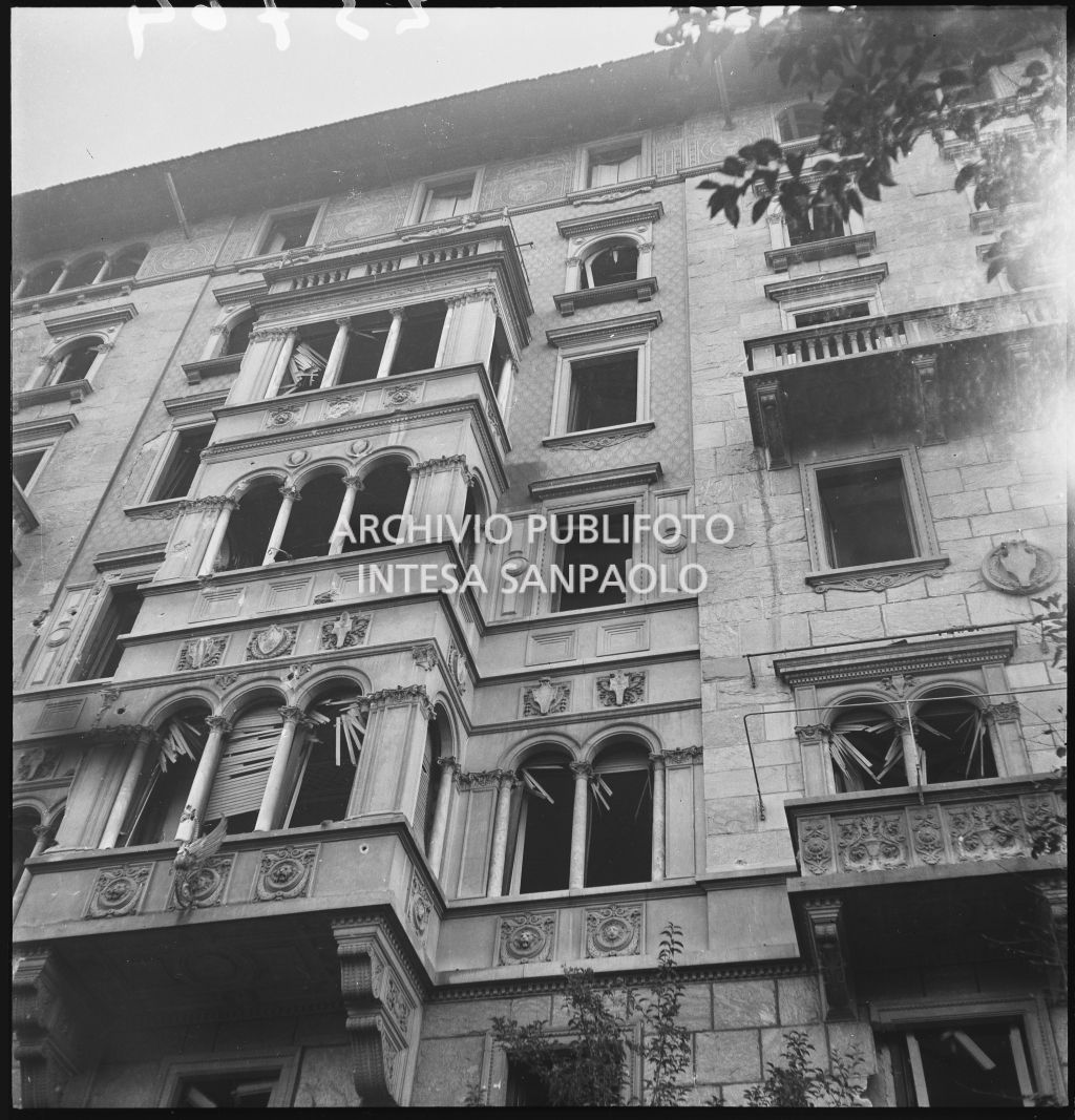Particolare della facciata dell'edificio di viale Bianca Maria 23, danneggiato dai bombardamenti