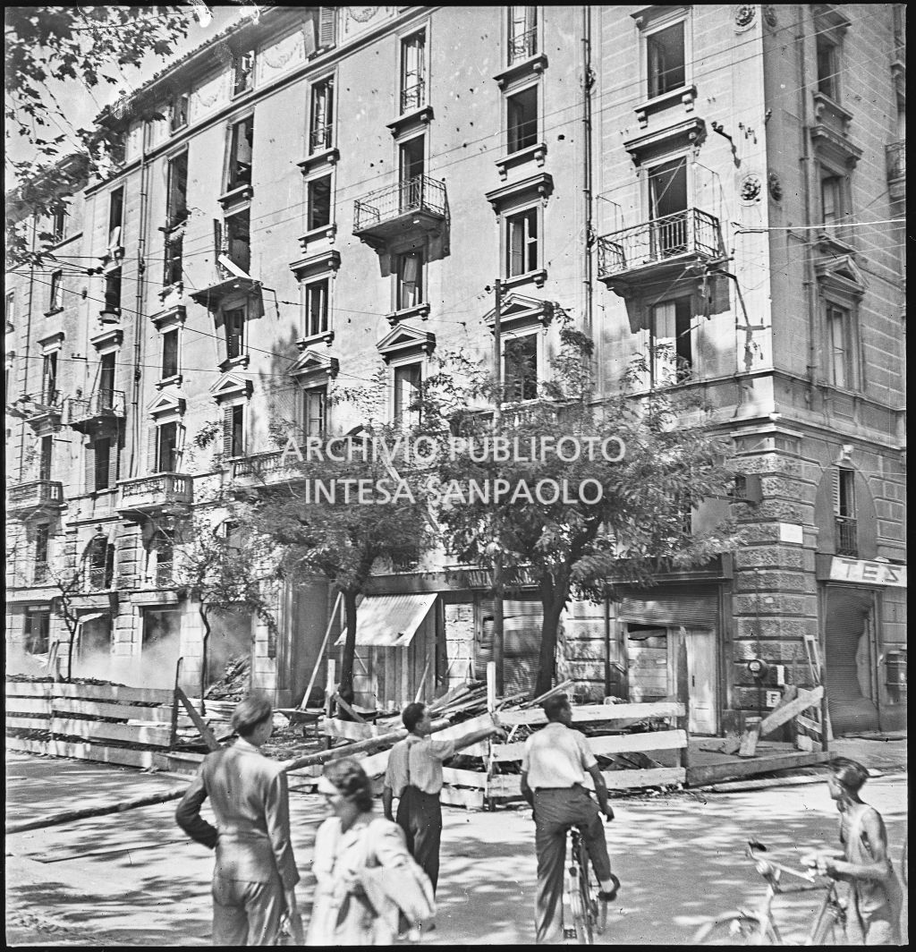 Edificio in via Vittorio Veneto angolo via Lecco, danneggiato dai bombardamenti; visibili alcuni passanti