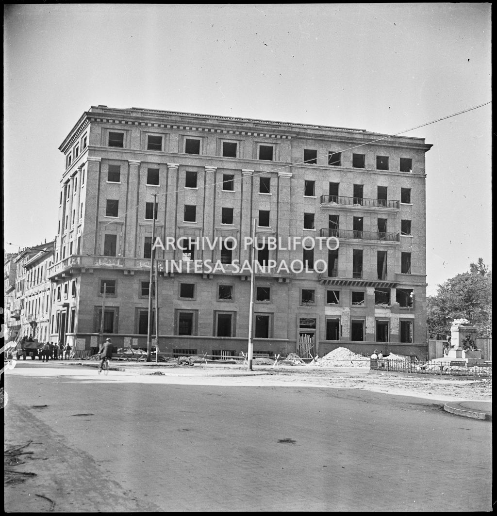 Palazzo Ratti, in via Senato all'angolo con via Marina a Milano, danneggiato dai bombardamenti; sulla destra è visibile il monumento a Giacomo Medici di cui è rimasto solo il basamento