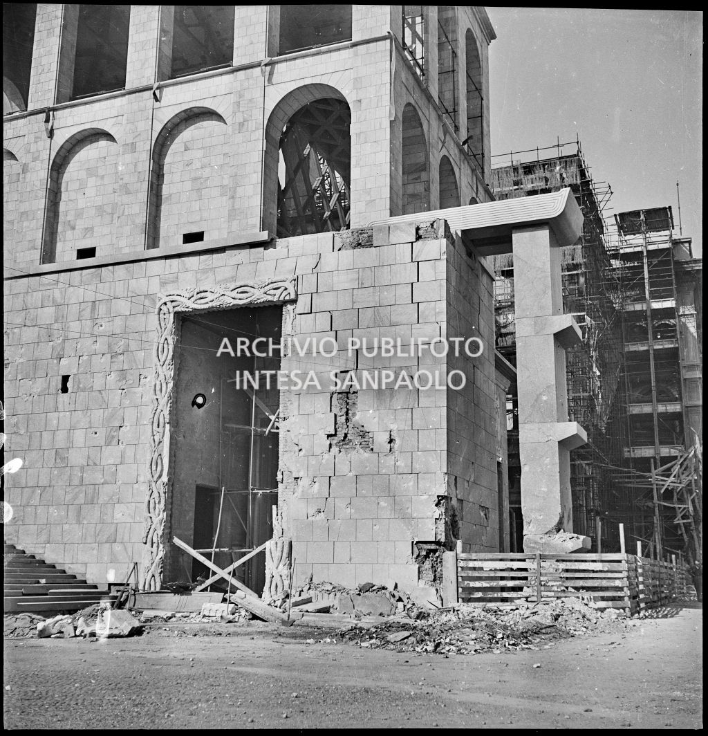 Danni alla facciata di marmo del palazzo dell'Arengario causati dai bombardamenti