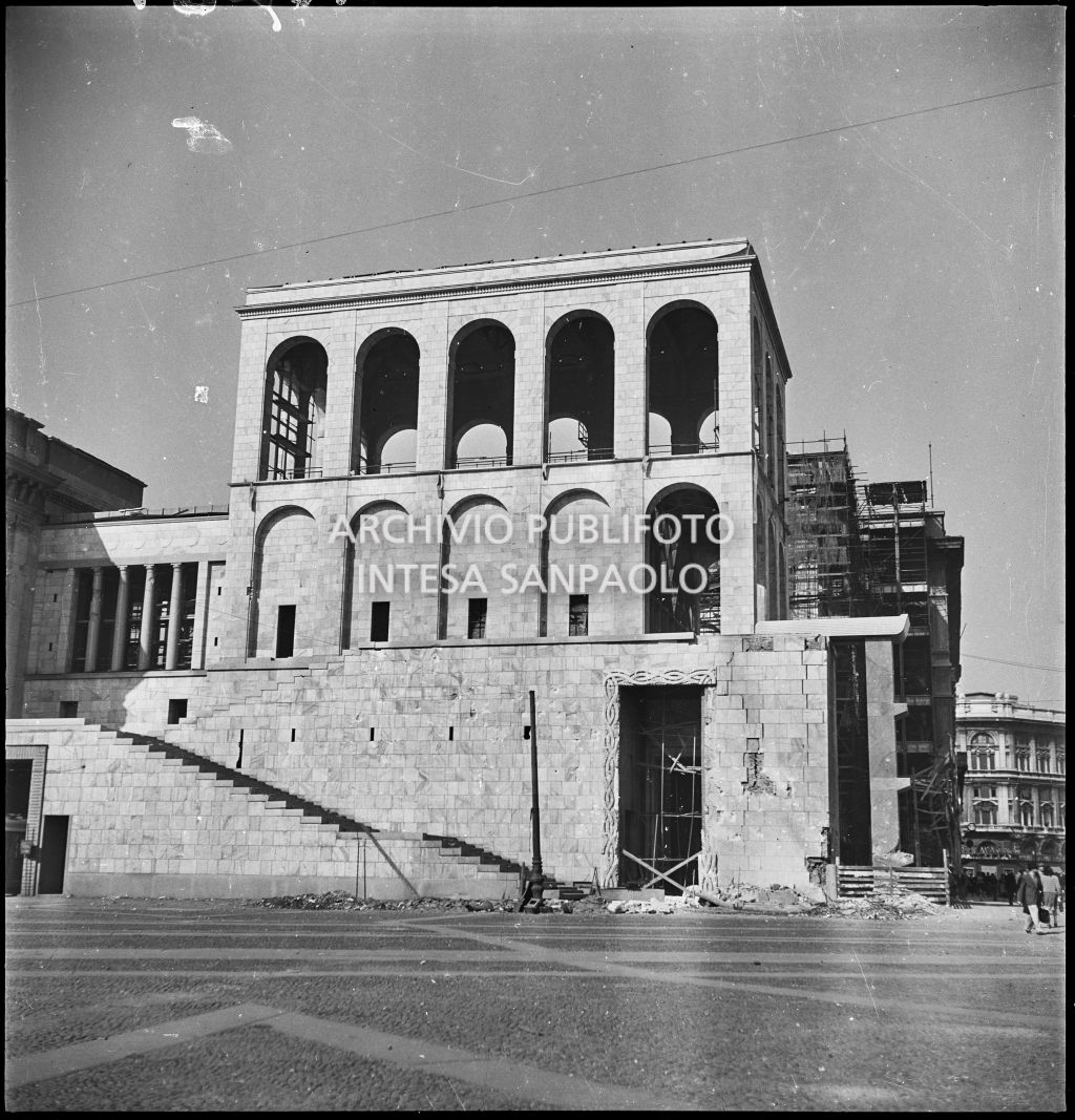 Palazzo dell'Arengario danneggiato dai bombardamenti, vista dell'edificio di sinistra ripreso da piazzetta Reale