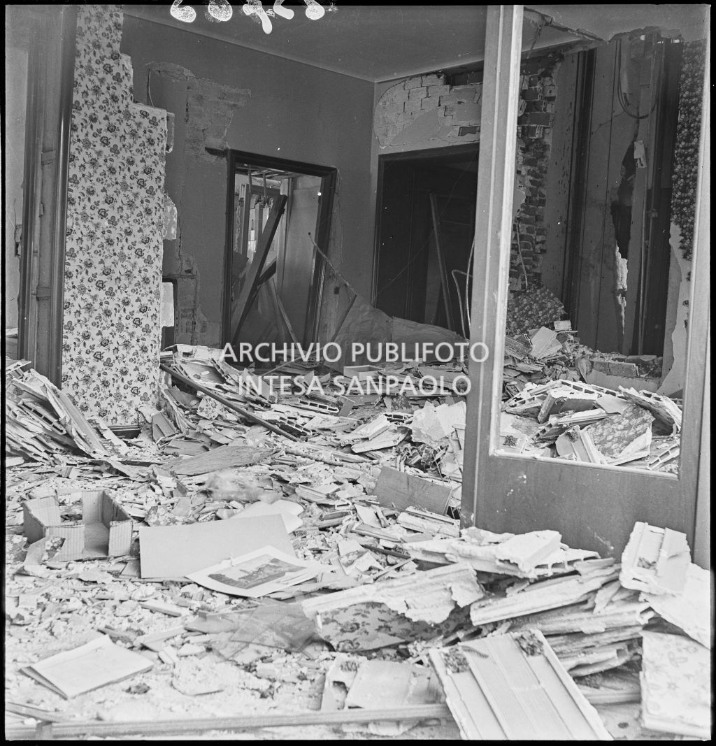 Interno di un edificio danneggiato dai bombardamenti