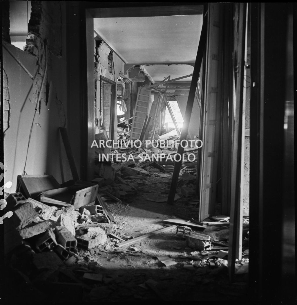 Interno di un edificio devastato dai bombardamenti