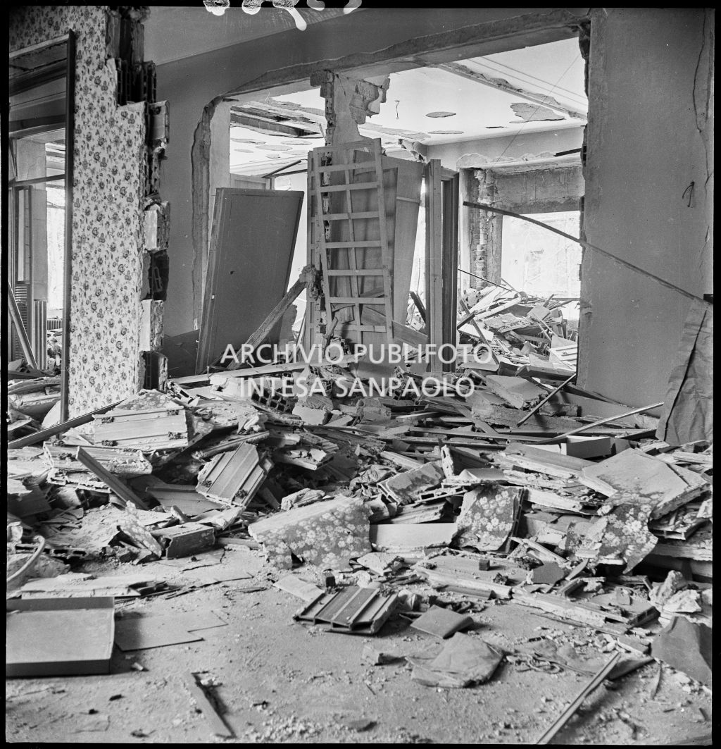 Interno di un edificio devastato dai bombardamenti