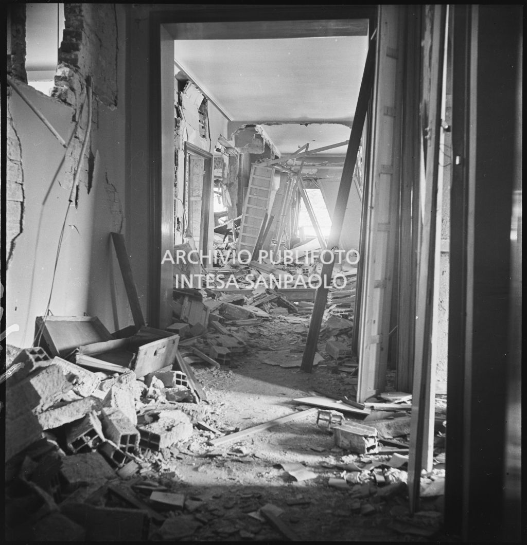 Interno di un edificio devastato dai bombardamenti