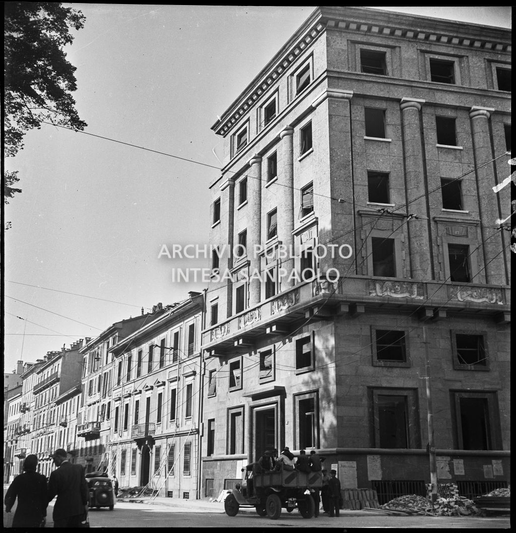 Palazzo Ratti, in via Senato all'angolo con via Marina a Milano, danneggiato dai bombardamenti