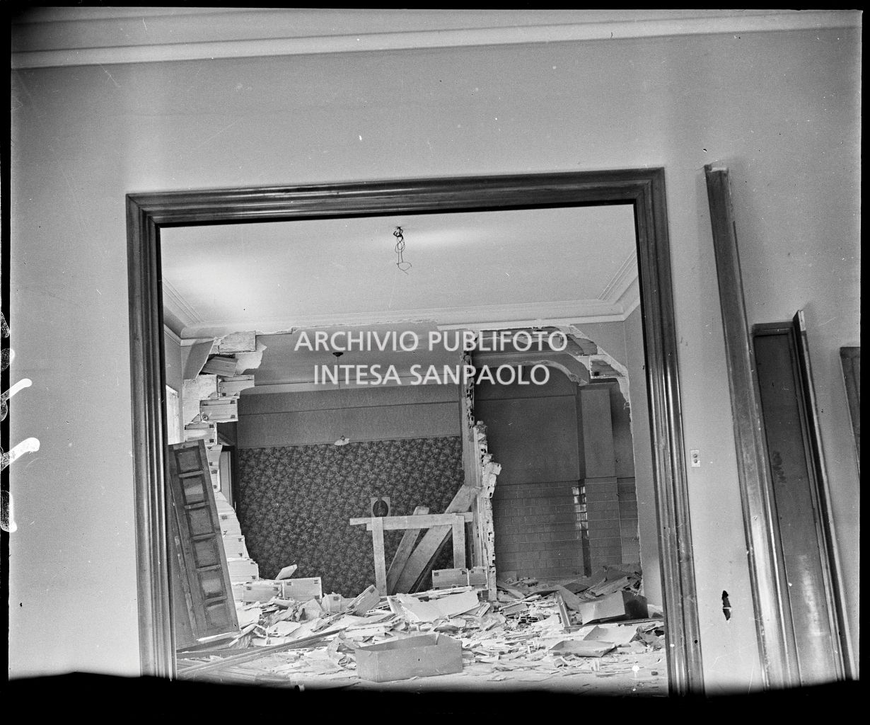 Interno di un edificio danneggiato dai bombardamenti