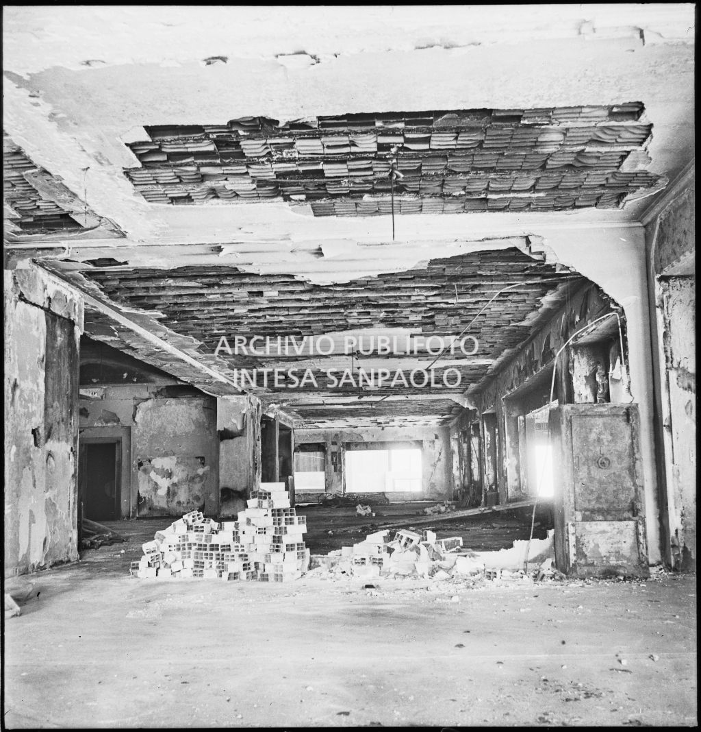 Interno del palazzo della Reale Mutua Assicurazioni di piazza Diaz danneggiato dai bombardamenti
