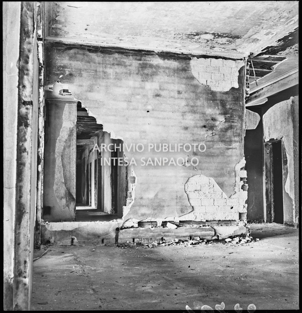 Interno del palazzo della Reale Mutua Assicurazioni di piazza Diaz danneggiato dai bombardamenti