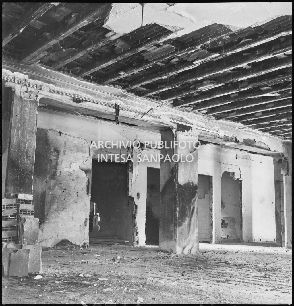 Interno del palazzo della Reale Mutua Assicurazioni di piazza Diaz danneggiato dai bombardamenti