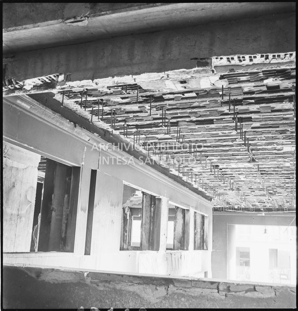 Particolare delle finestre, che si affacciano sul porticato, del palazzo della Reale Mutua Assicurazioni di piazza Diaz  danneggiato dai bombardamenti