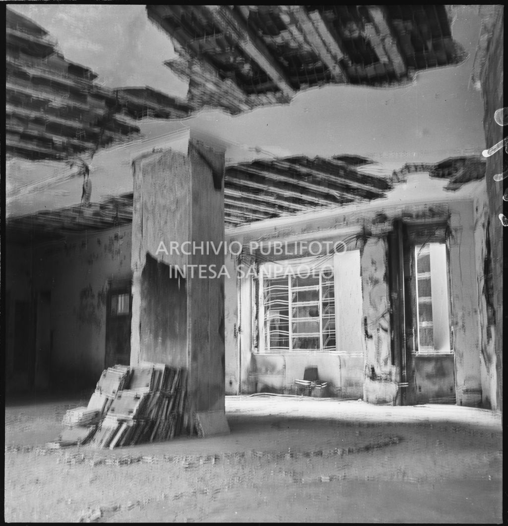 Interno del palazzo della Reale Mutua Assicurazioni di piazza Diaz danneggiato dai bombardamenti