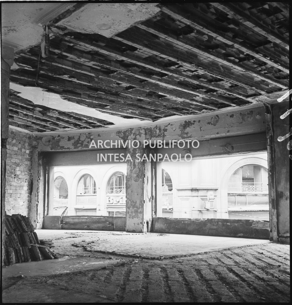 Interno del palazzo della Reale Mutua Assicurazioni di piazza Diaz danneggiato dai bombardamenti