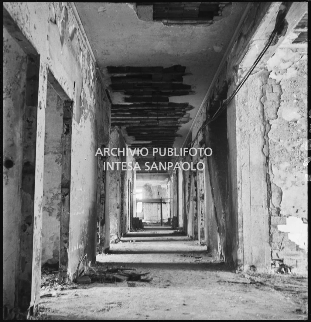 Interno del palazzo della Reale Mutua Assicurazioni di piazza Diaz danneggiato dai bombardamenti