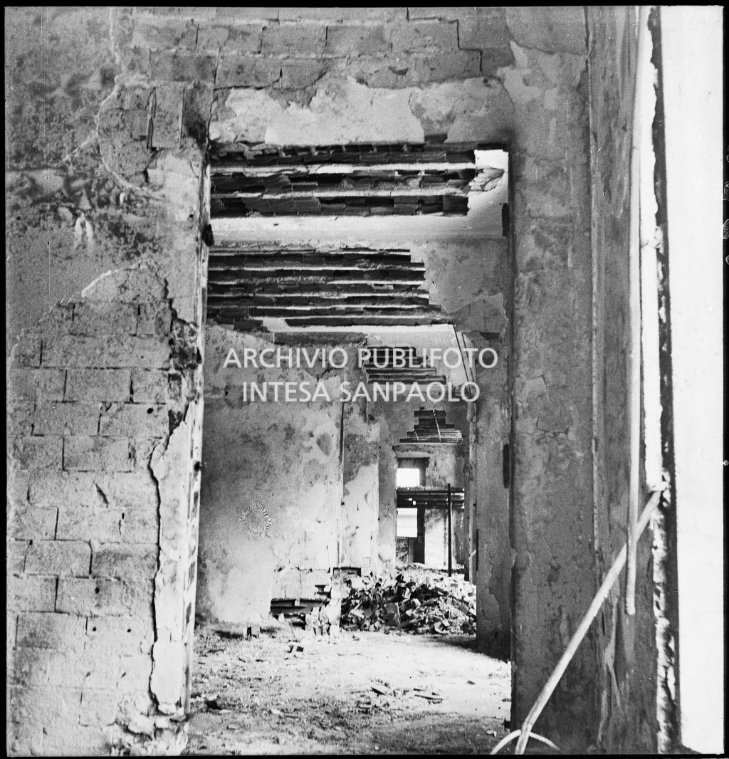 Interno del palazzo della Reale Mutua Assicurazioni di piazza Diaz danneggiato dai bombardamenti