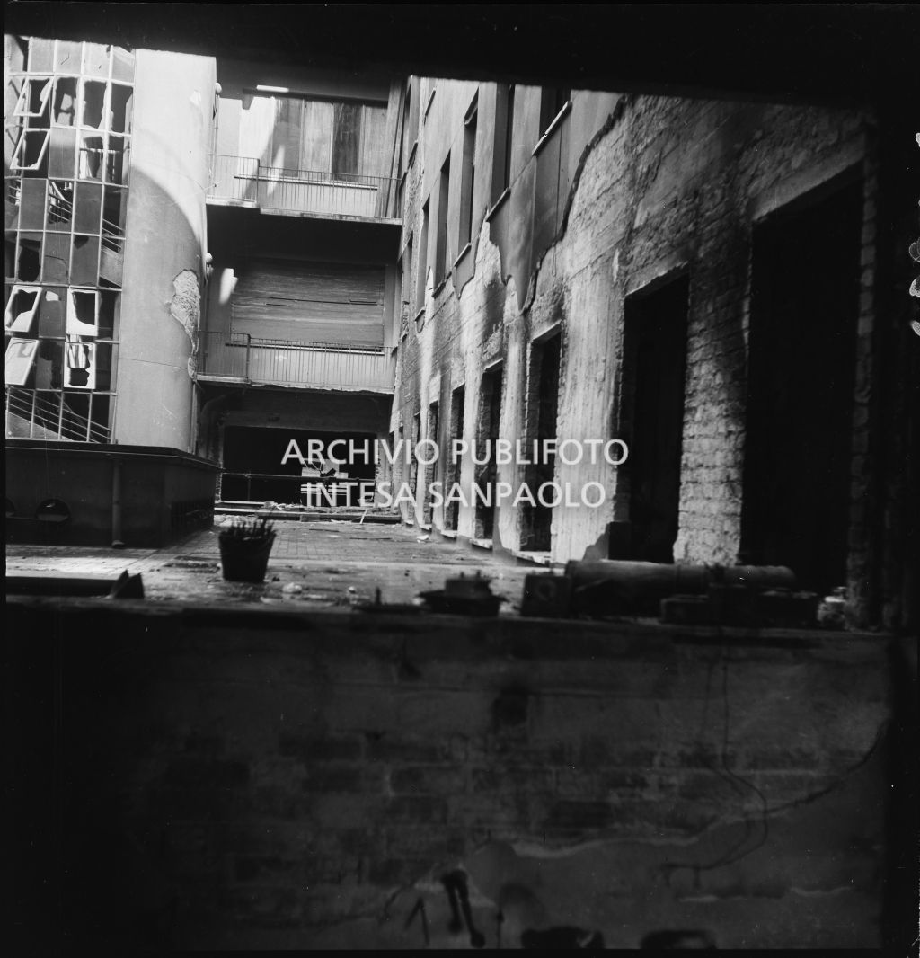 Vista del cortile del palazzo della Reale Mutua Assicurazioni di piazza Diaz danneggiato dai bombardamenti