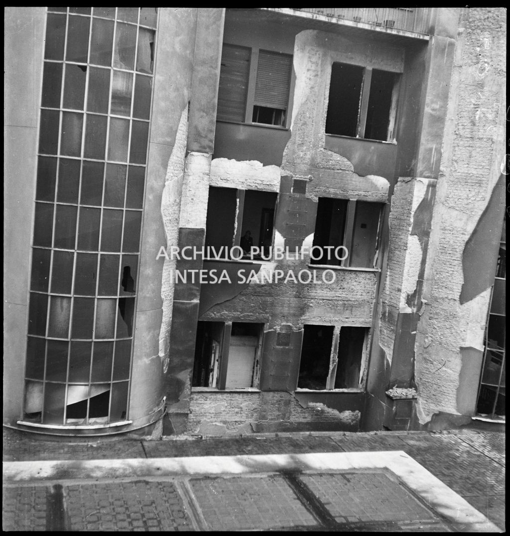 Vista del cortile del palazzo della Reale Mutua Assicurazioni di piazza Diaz danneggiato dai bombardamenti