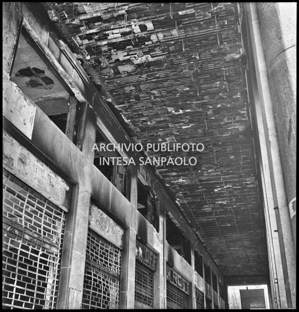 Particolare del soffitto del porticato del palazzo della Reale Mutua Assicurazioni di piazza Diaz danneggiato dai bombardamenti