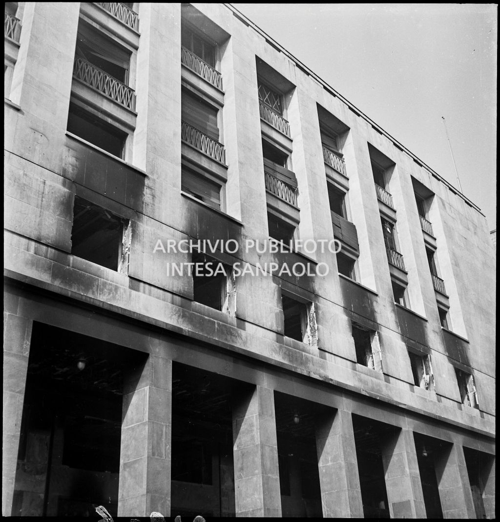 Particolare della facciata del palazzo della Reale Mutua Assicurazioni di piazza Diaz danneggiata dai bombardamenti, ripresa da via Guglielmo Marconi