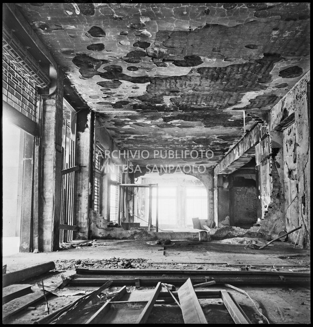 Interno del palazzo della Reale Mutua Assicurazioni di piazza Diaz danneggiato dai bombardamenti