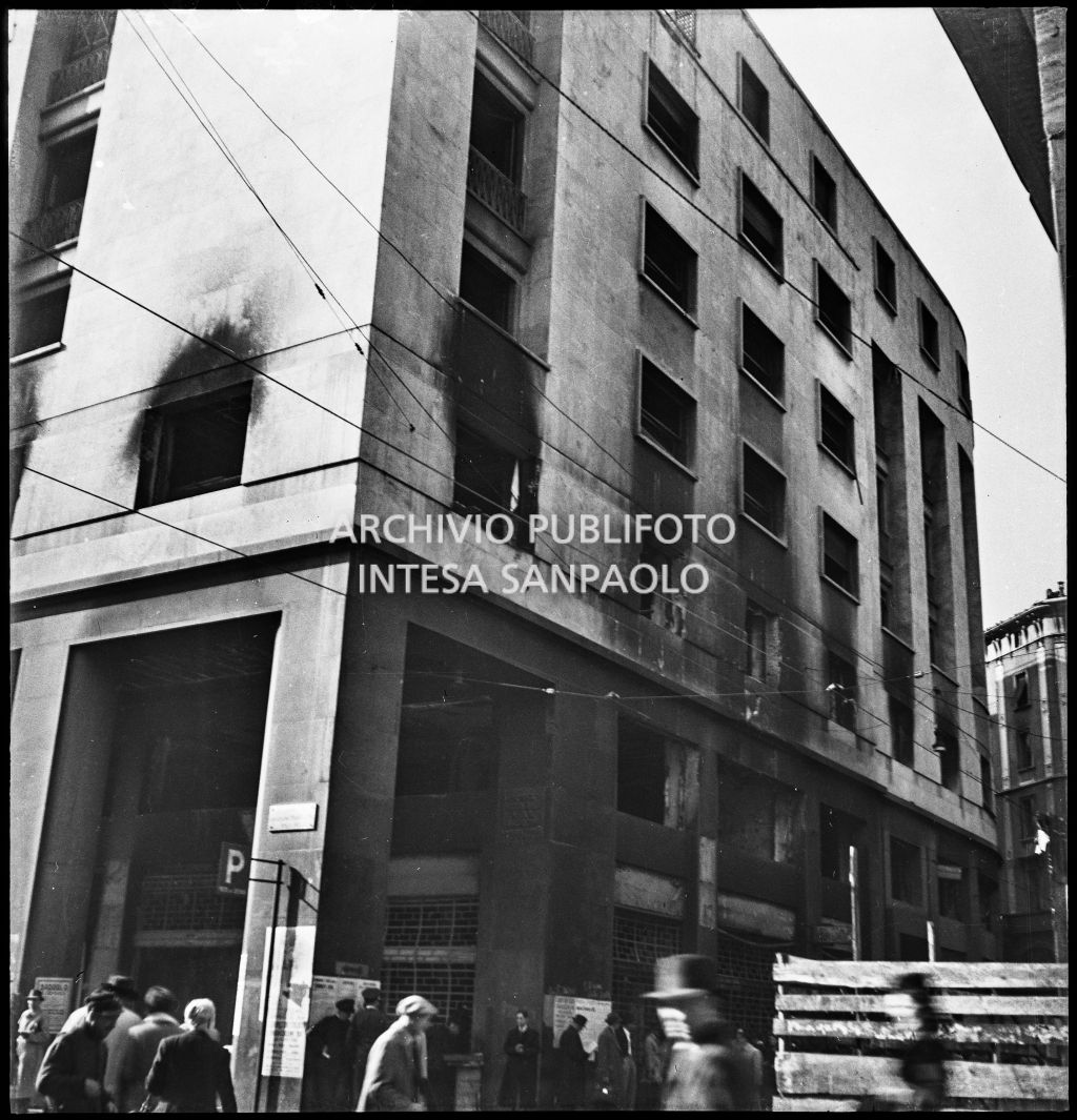 Particolare della facciata del palazzo della Reale Mutua Assicurazioni di piazza Diaz danneggiata dai bombardamenti