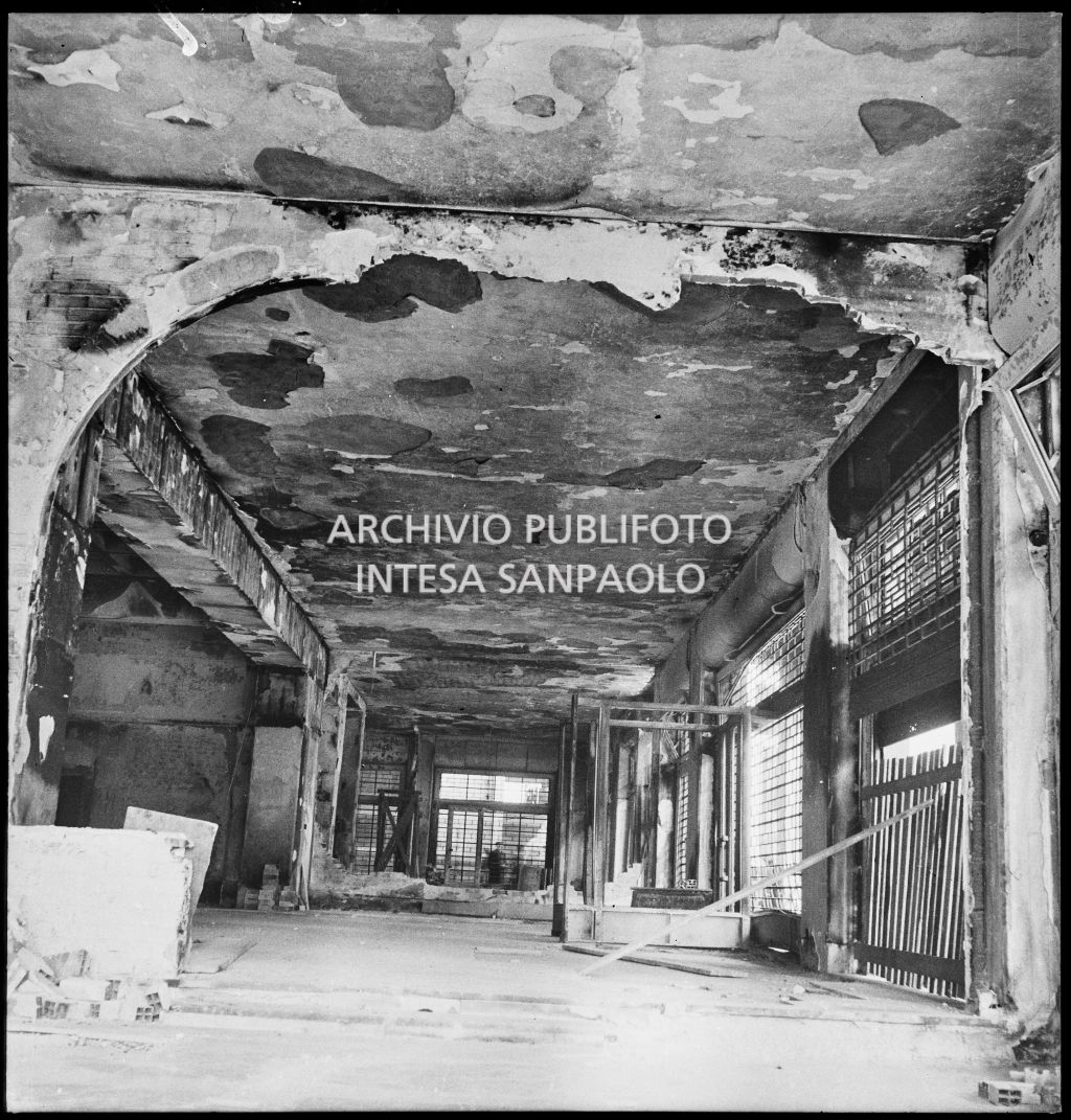 Interno del palazzo della Reale Mutua Assicurazioni di piazza Diaz danneggiato dai bombardamenti