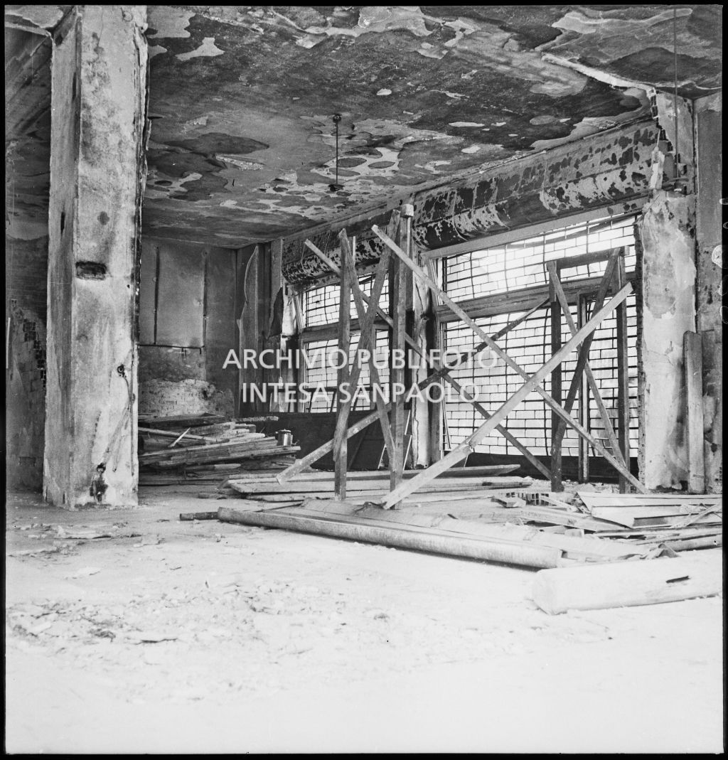 Interno del palazzo della Reale Mutua Assicurazioni di piazza Diaz danneggiato dai bombardamenti