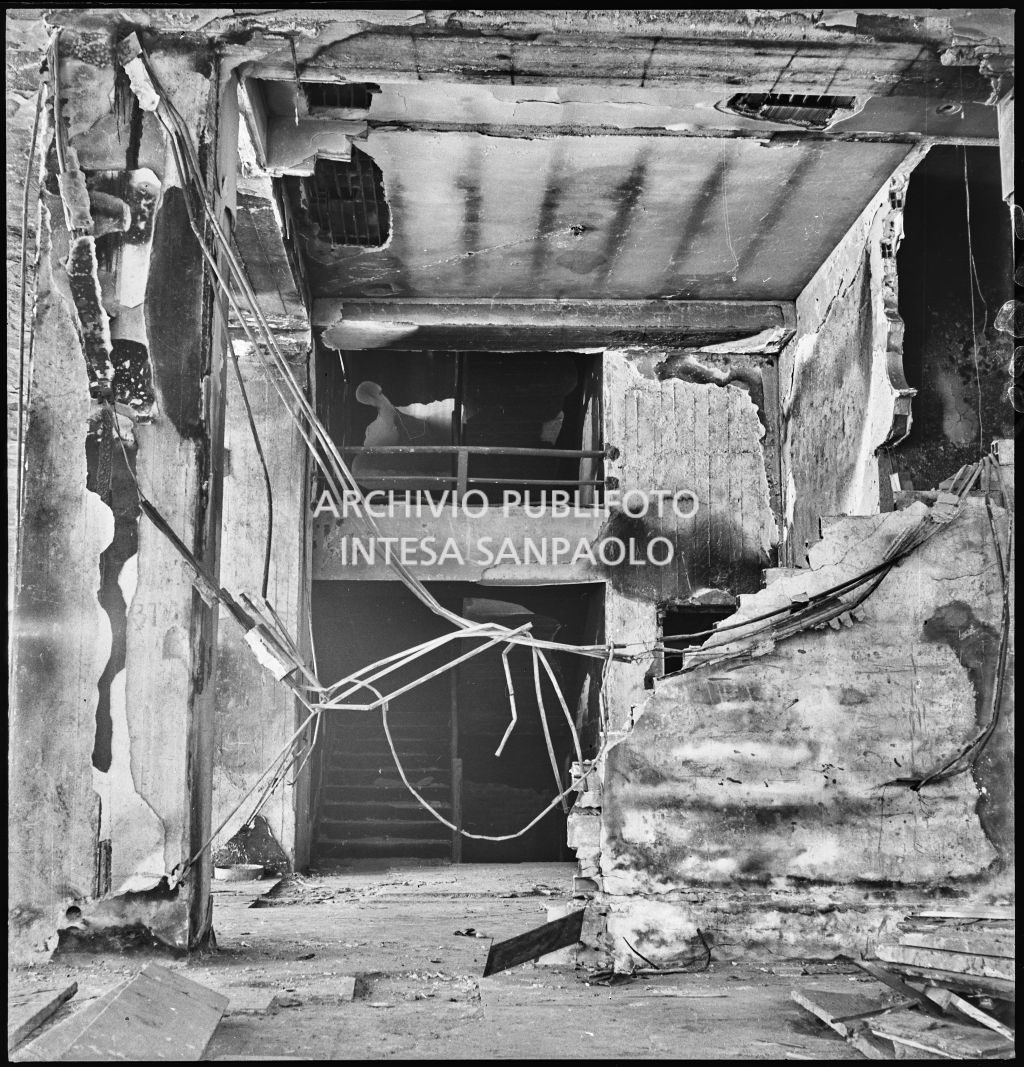 Interno del palazzo della Reale Mutua Assicurazioni di piazza Diaz danneggiato dai bombardamenti