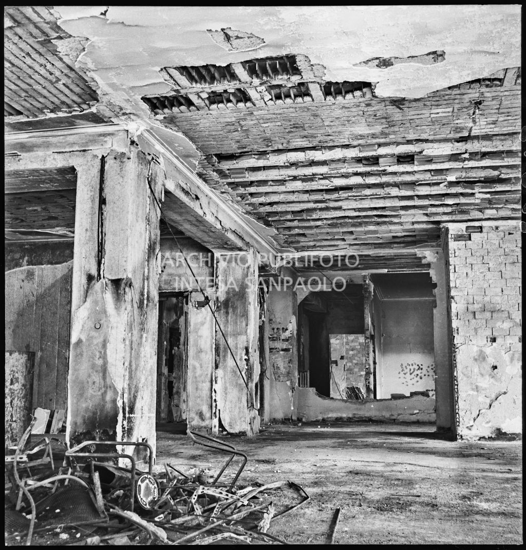 Interno del palazzo della Reale Mutua Assicurazioni di piazza Diaz danneggiato dai bombardamenti