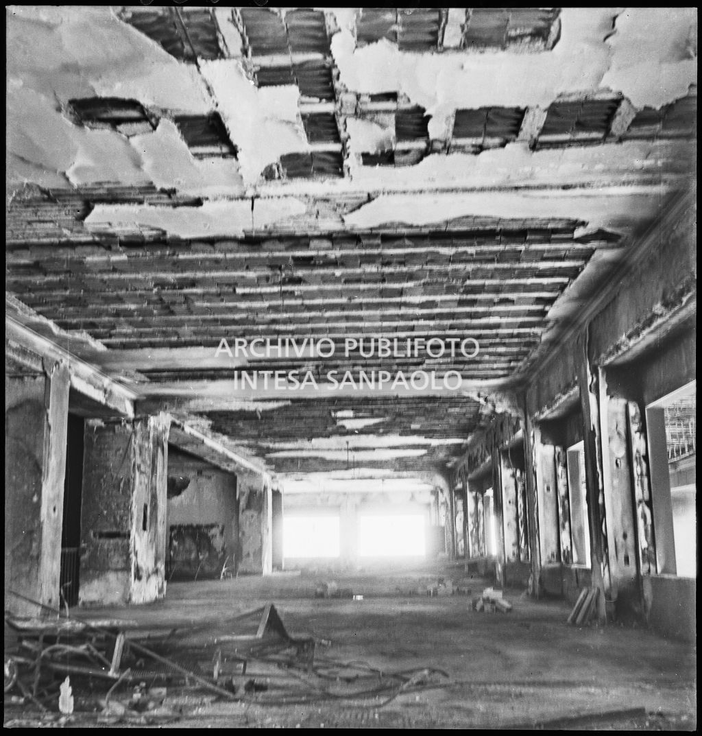 Interno del palazzo della Reale Mutua Assicurazioni di piazza Diaz danneggiato dai bombardamenti