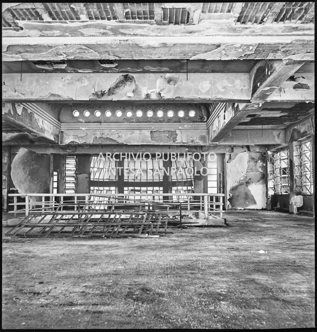 Interno del palazzo della Reale Mutua Assicurazioni di piazza Diaz danneggiato dai bombardamenti