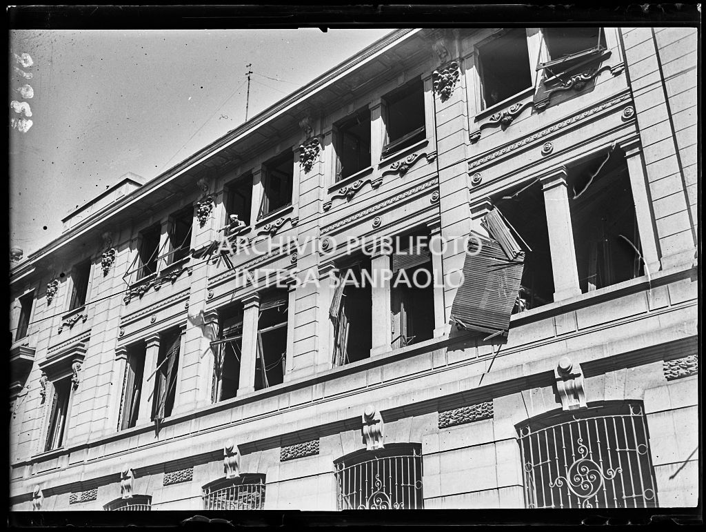 Particolare della facciata della sede del Corriere della Sera, danneggiata dai bombardamenti